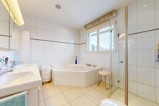 salle de bains avec miroir, douche, mur en carrelage, tile wall, et salle de bain complète