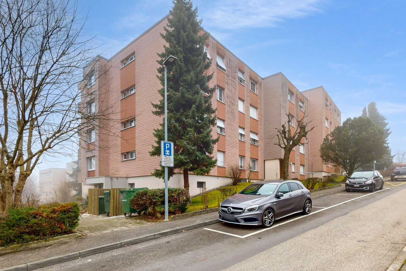 außenansicht mit blick auf wohnanlage, apartment complex view, day time, und from community