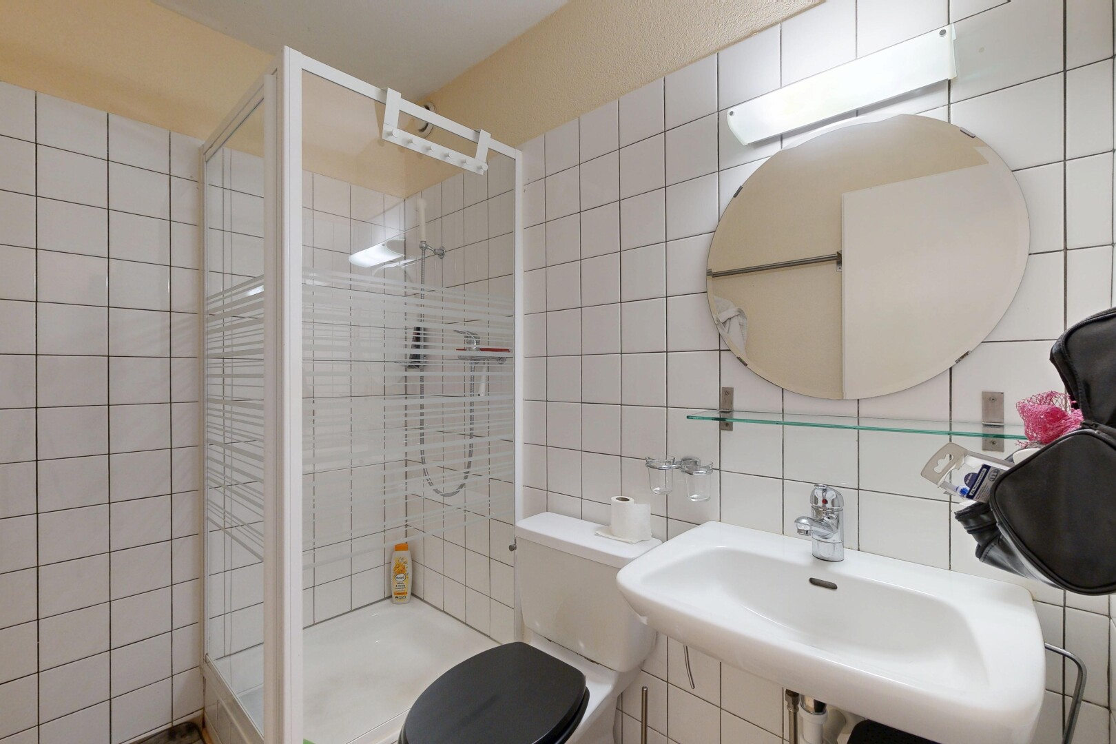 bad mit toilette, fliesenwand, tile wall, spiegel, und dusche