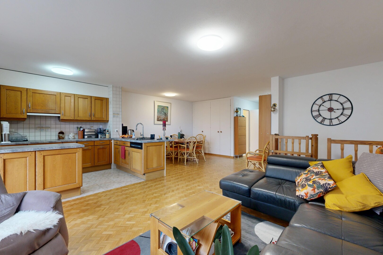 wohn- / esszimmer mit parquet floor, inside property, holzfußboden, wood finish floor, und gipskartonwand