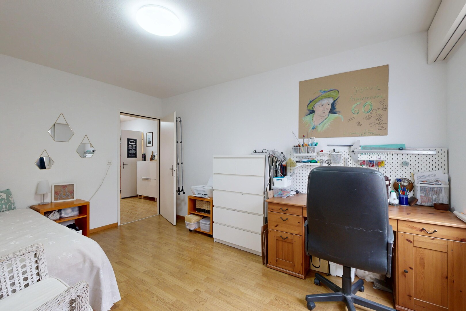 zimmer / schlafzimmer mit inside property, holzfußboden, wood finish floor, gipskartonwand, und drywall