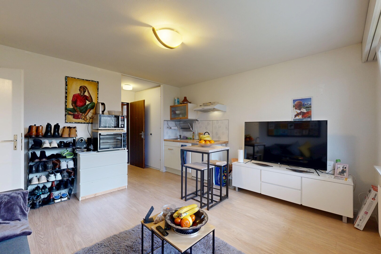 wohnzimmer mit fernseher, holzfußboden, wood finish floor, inside property, und gipskartonwand