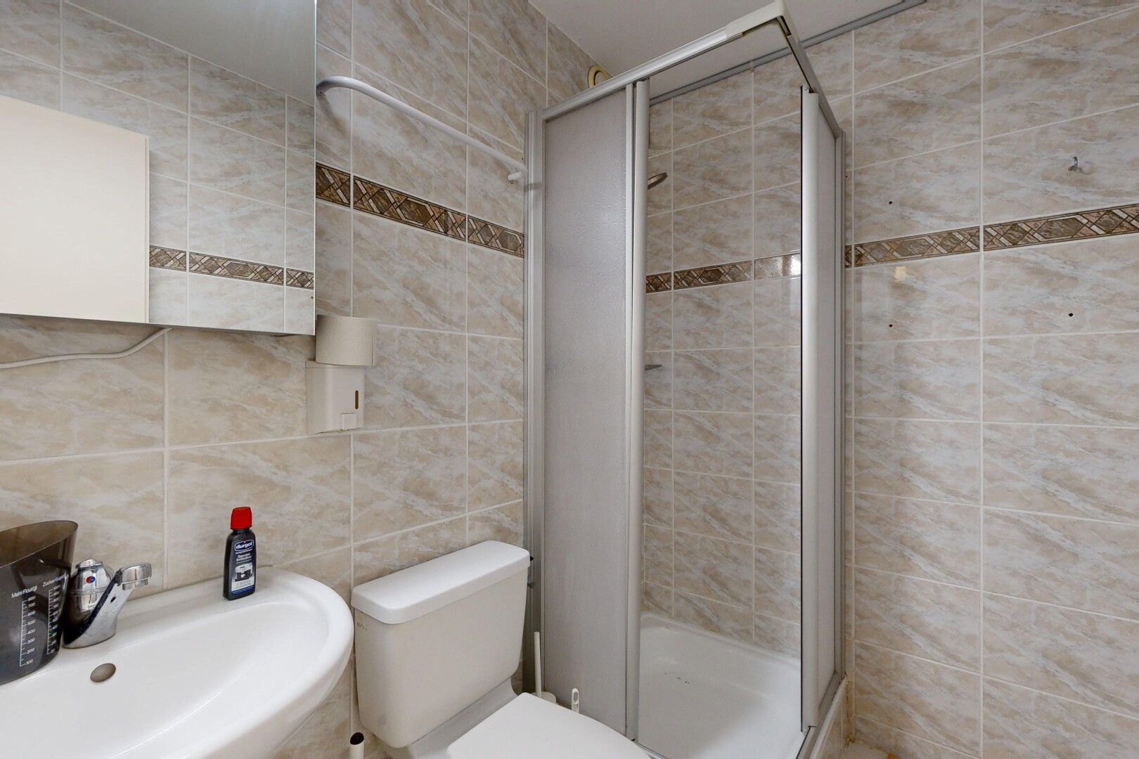 bad mit fliesenwand, tile wall, komplettes badezimmer, dusche, und spiegel