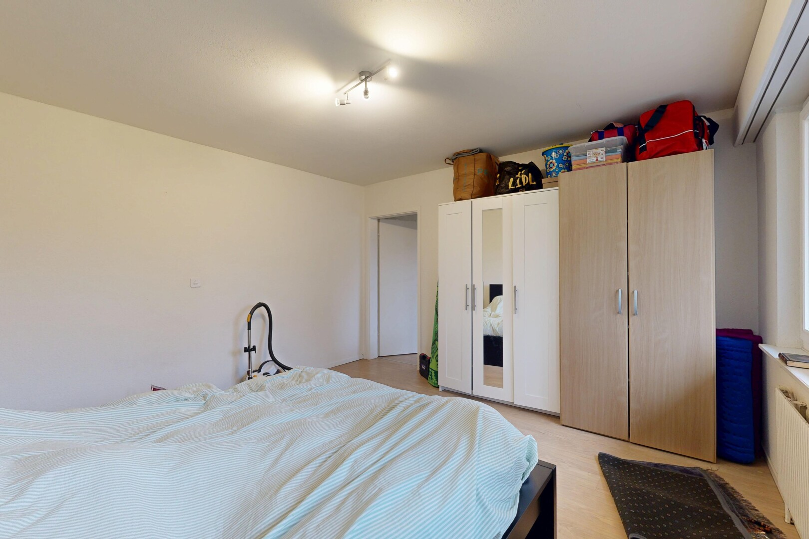 zimmer / schlafzimmer mit gipskartonwand, drywall, inside property, kleiderschrank, und kühler