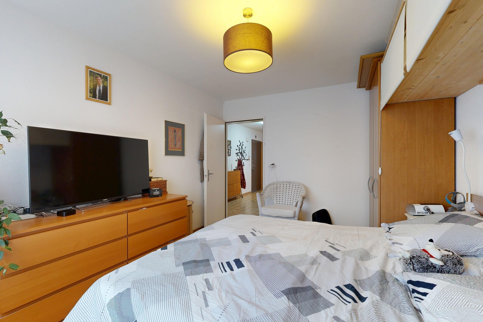 zimmer / schlafzimmer mit fernseher, gipskartonwand, drywall, und inside property