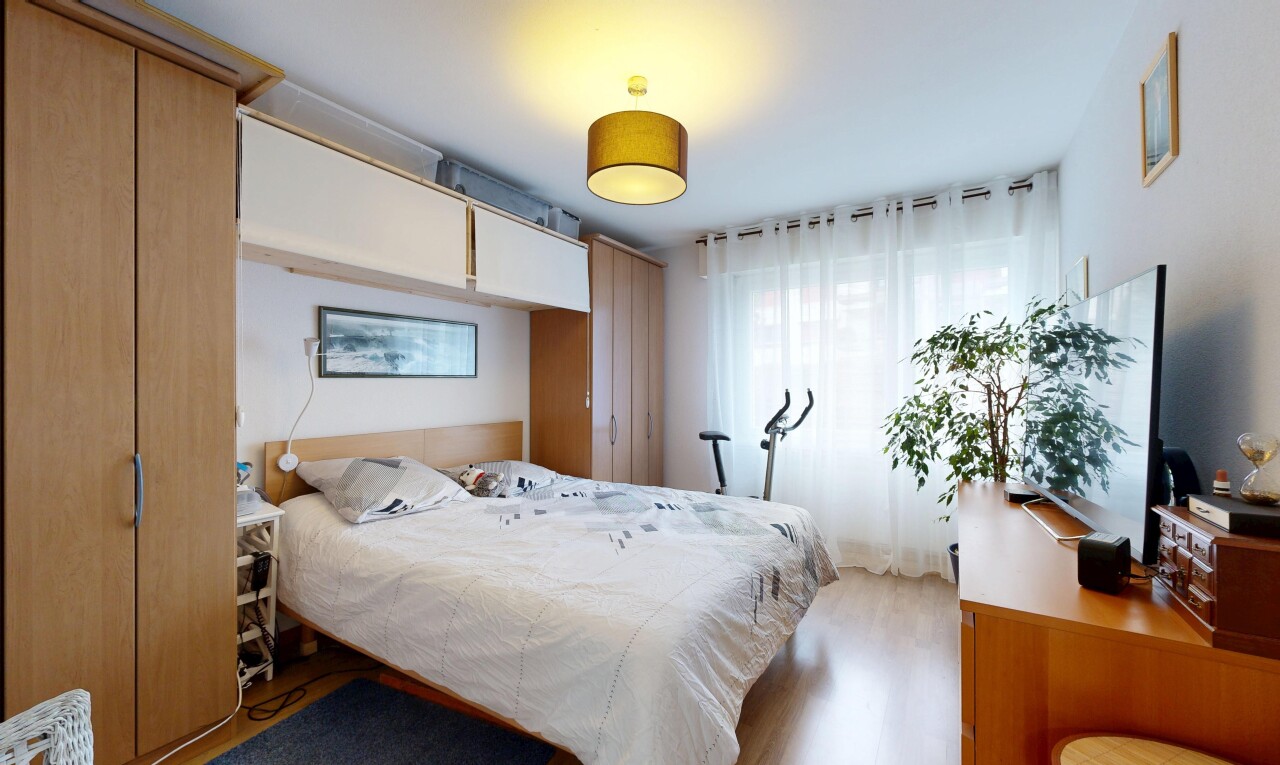 zimmer / schlafzimmer mit fernseher, inside property, gipskartonwand, drywall, und natürliches licht