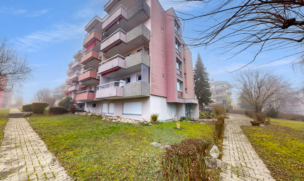 außenansicht mit apartment complex view, blick auf wohnanlage, from community, und day time