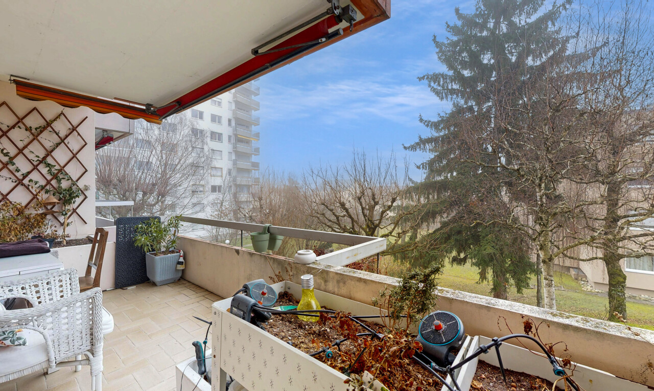 balkon mit from property und day time