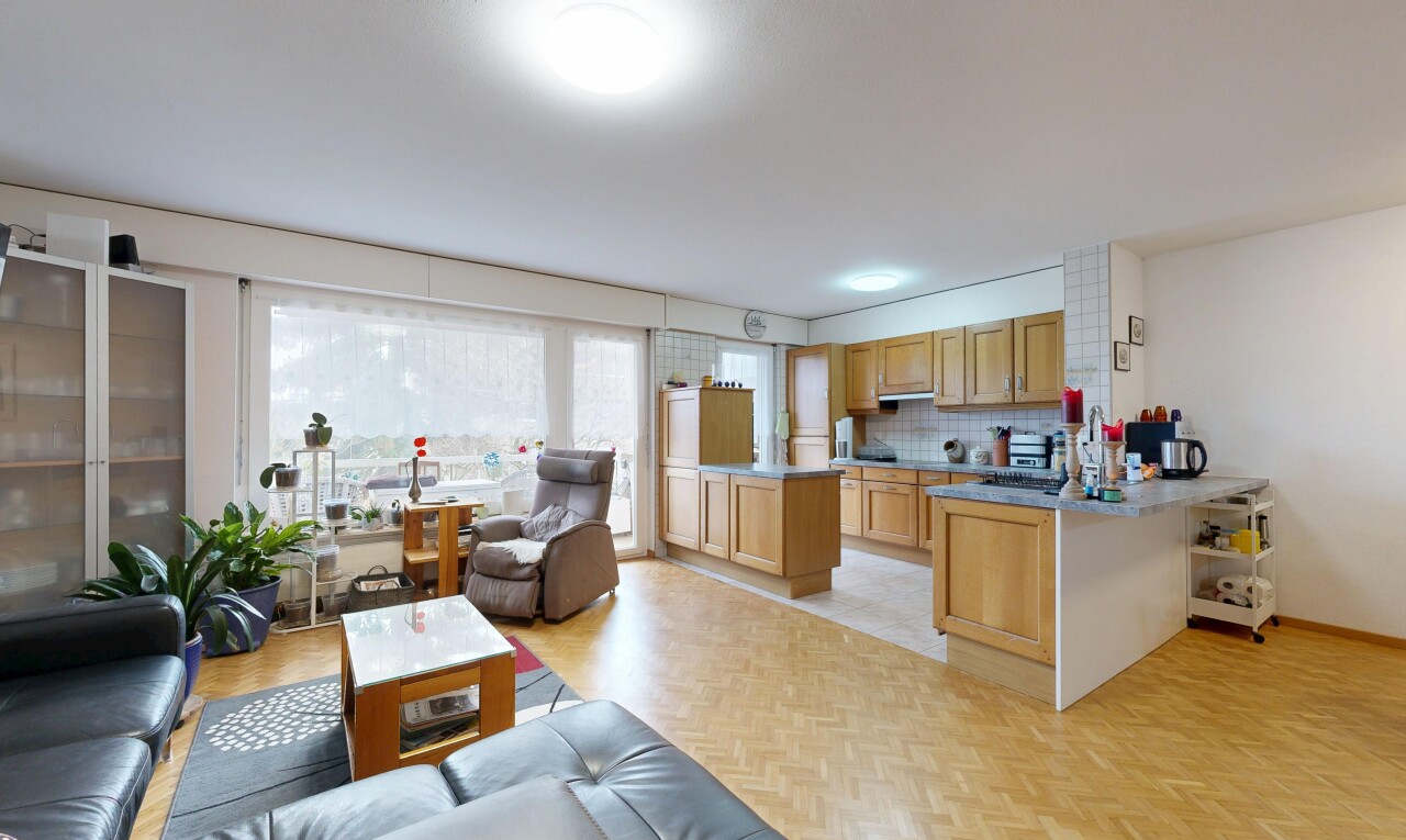 wohnzimmer mit inside property, holzfußboden, wood finish floor, natürliches licht, und natural light