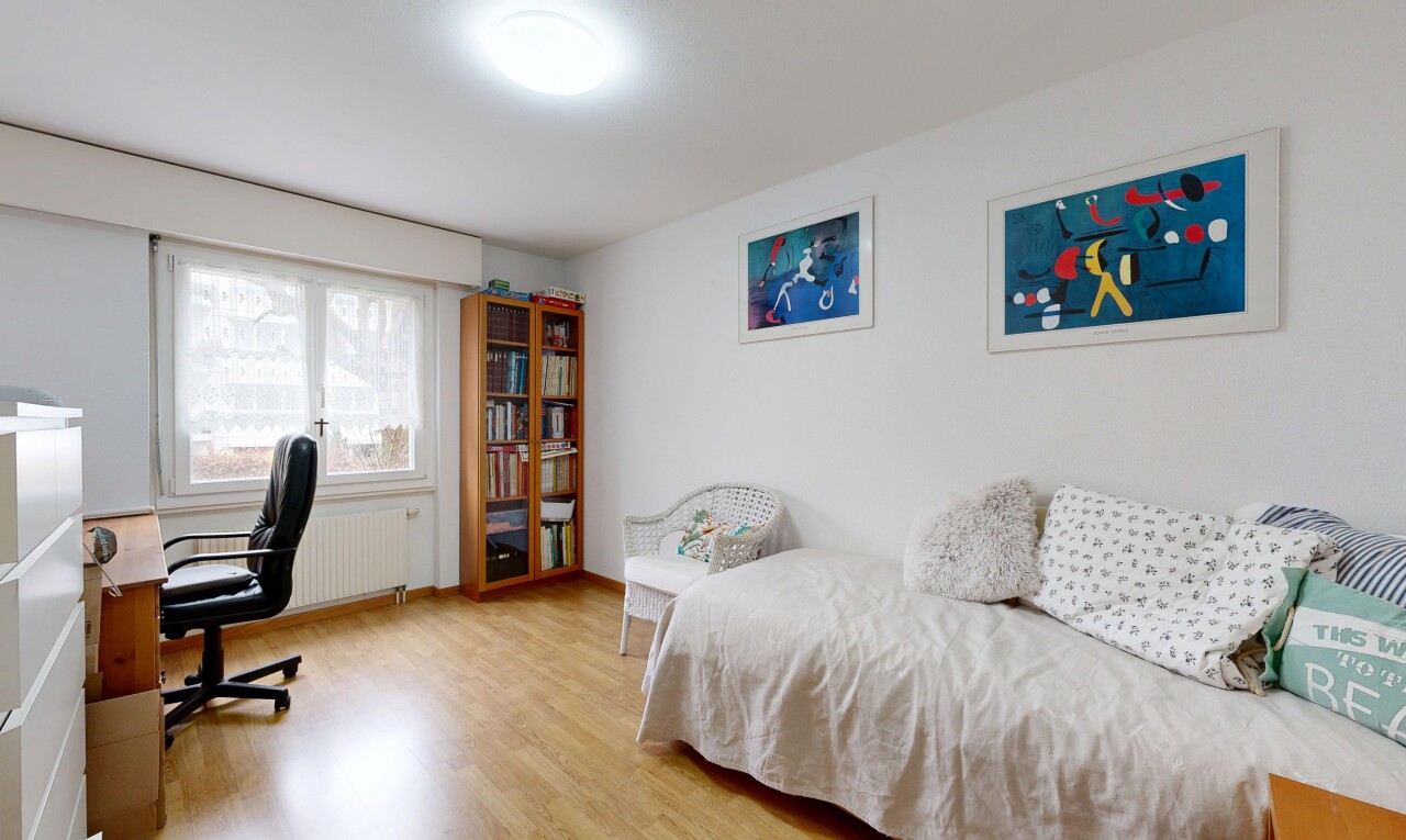 zimmer / schlafzimmer mit natürliches licht, natural light, holzfußboden, wood finish floor, und gipskartonwand