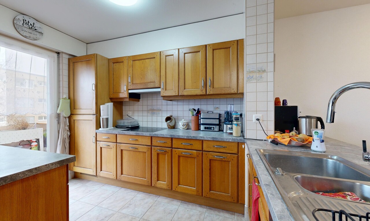 küche mit mittelbraune schränke, waschbecken, inside property, küchenrückwand beim herd, und küchenrückwand beim Herd