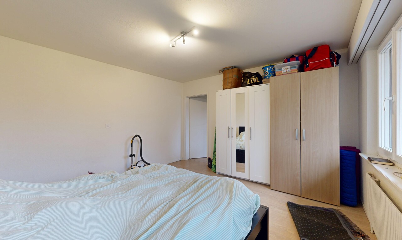 zimmer / schlafzimmer mit gipskartonwand, drywall, inside property, kleiderschrank, und kühler