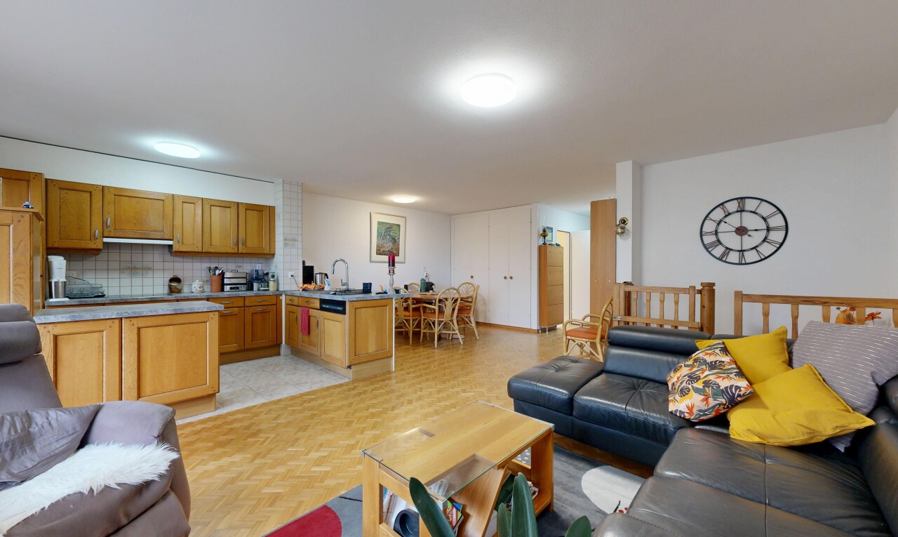 wohn- / esszimmer mit parquet floor, inside property, holzfußboden, wood finish floor, und gipskartonwand