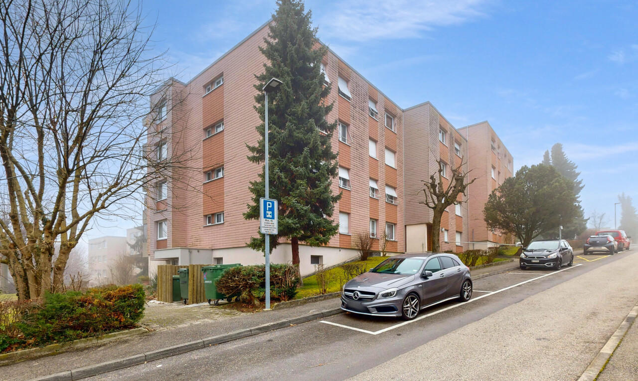 außenansicht mit blick auf wohnanlage, apartment complex view, day time, und from community