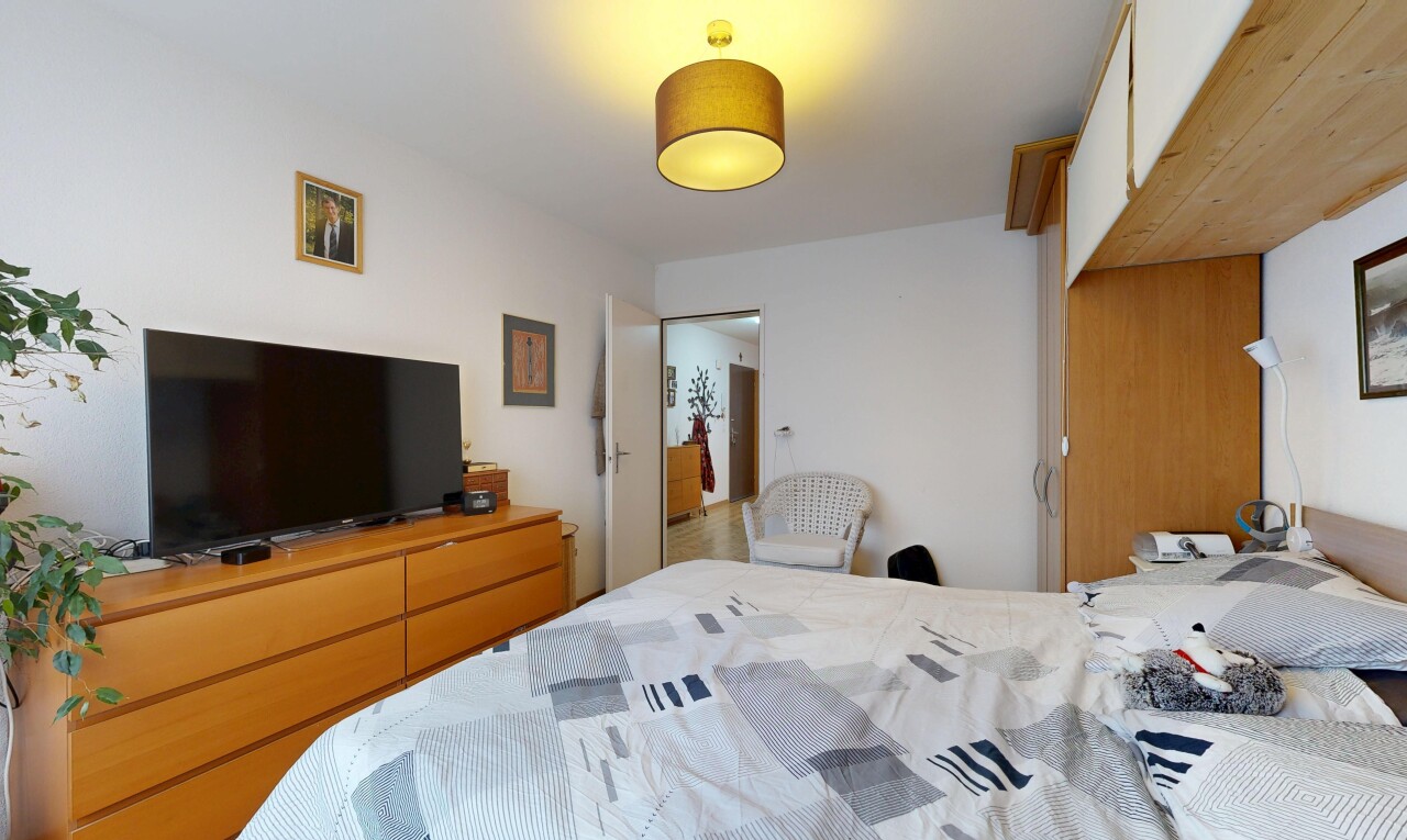 zimmer / schlafzimmer mit fernseher, gipskartonwand, drywall, und inside property