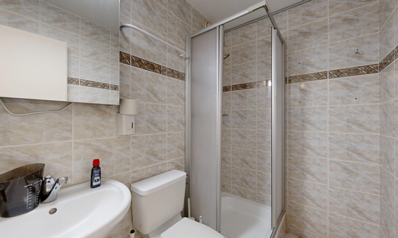bad mit fliesenwand, tile wall, komplettes badezimmer, dusche, und spiegel