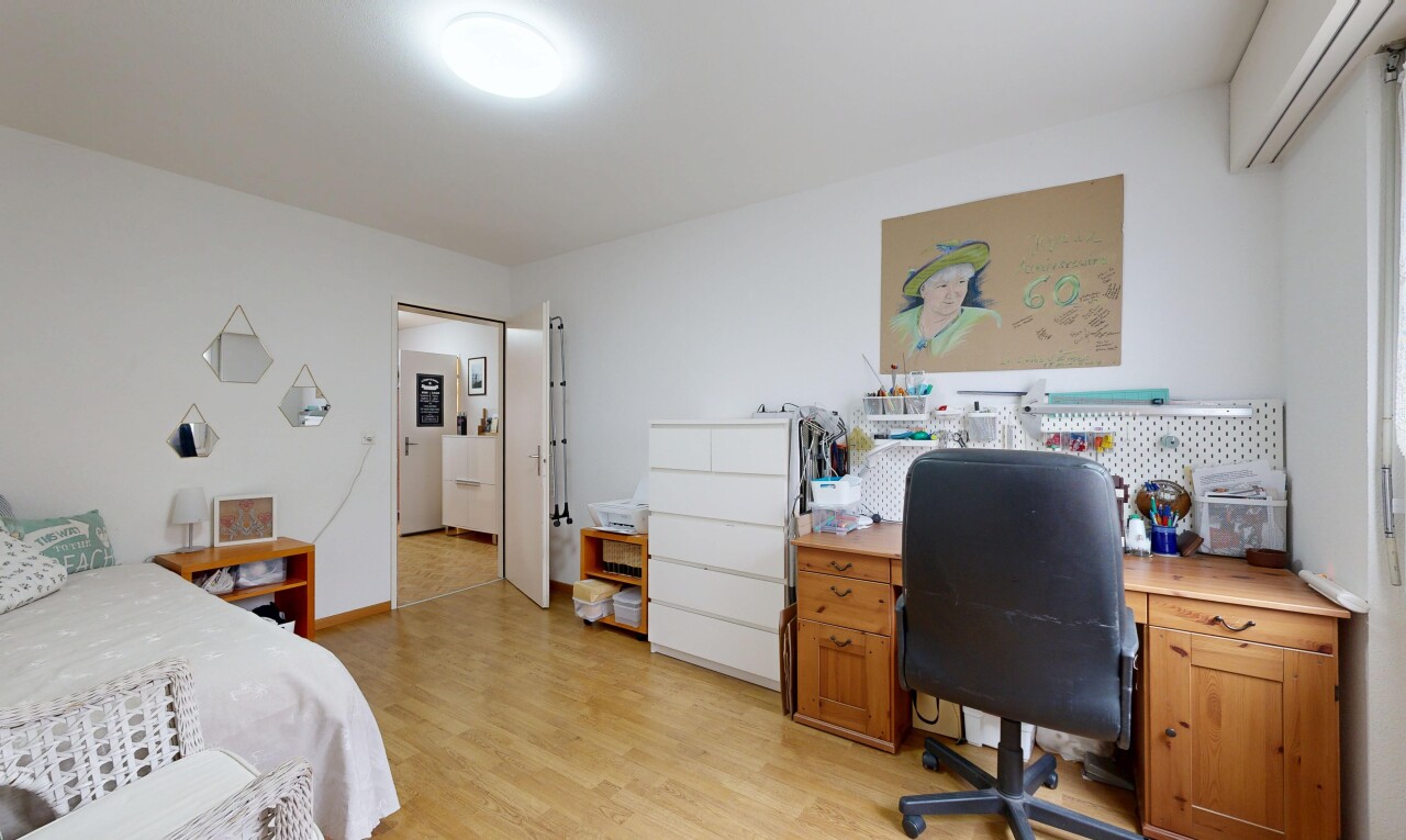 zimmer / schlafzimmer mit inside property, holzfußboden, wood finish floor, gipskartonwand, und drywall