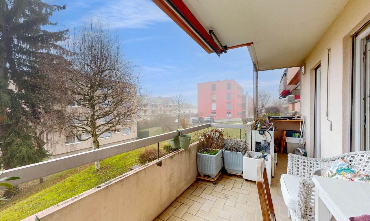 balkon mit balkon, from property, und day time