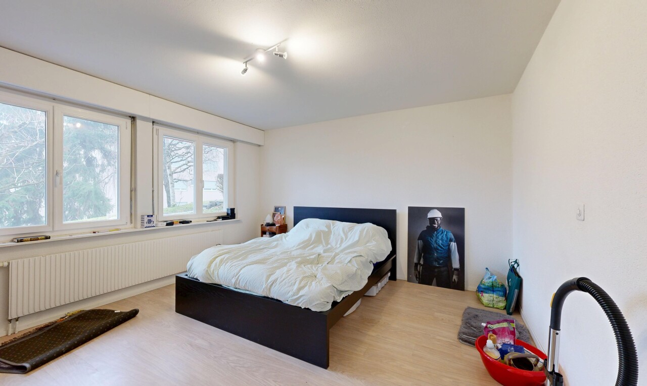 zimmer / schlafzimmer mit kühler, inside property, gipskartonwand, drywall, und natürliches licht