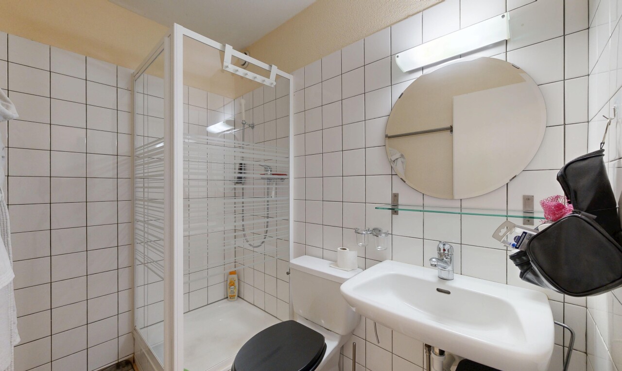 bad mit toilette, fliesenwand, tile wall, spiegel, und dusche