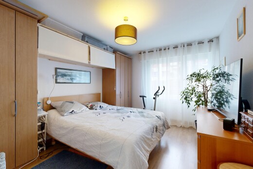 chambre avec télévision, inside property, cloison sèche, drywall, et lumière naturelle
