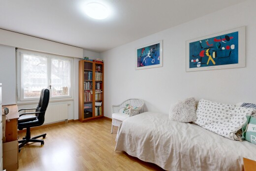 chambre avec lumière naturelle, natural light, sol en finition bois, wood finish floor, et cloison sèche