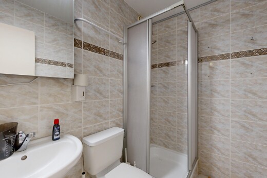salle de bains avec mur en carrelage, tile wall, salle de bain complète, douche, et miroir