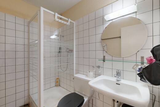 bad mit toilette, fliesenwand, tile wall, spiegel, und dusche