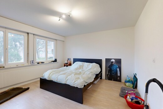 zimmer / schlafzimmer mit kühler, inside property, gipskartonwand, drywall, und natürliches licht