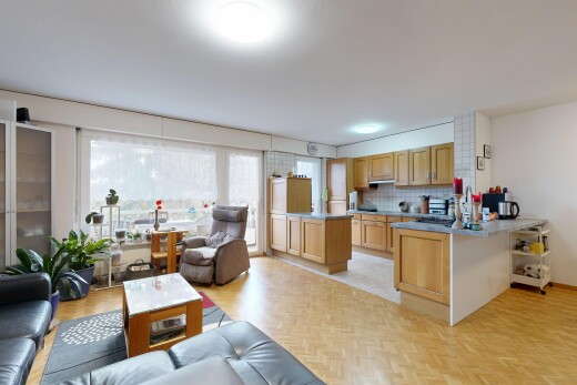 salon avec inside property, sol en finition bois, wood finish floor, lumière naturelle, et natural light