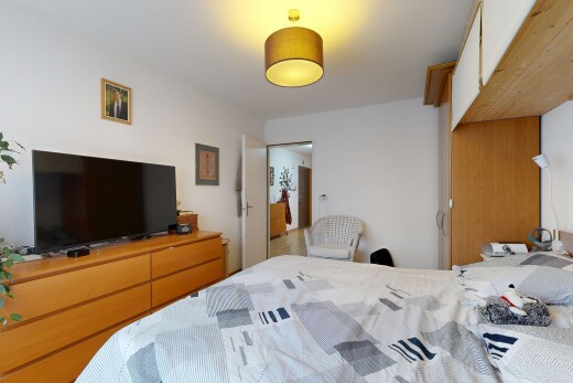 chambre avec télévision, cloison sèche, drywall, et inside property