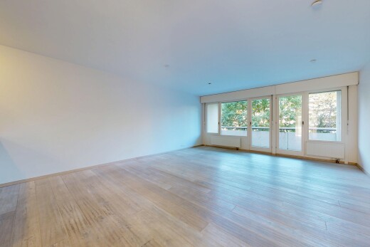 pièce vide avec cloison sèche, drywall, lumière naturelle, natural light, et sol en finition bois