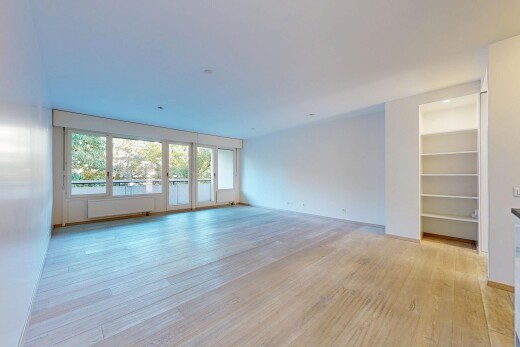 pièce vide avec sol en finition bois, wood finish floor, cloison sèche, drywall, et inside property