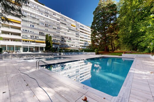 piscine avec piscine, day time, rampe, terrasse, et apartment complex view