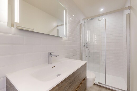 salle de bains avec salle de bain complète, dosseret, backsplash, lavabo (ou coiffeuse selon le contexte), et miroir