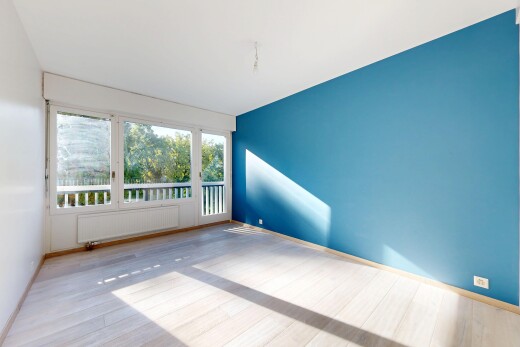 pièce vide avec radiateur, cloison sèche, drywall, lumière naturelle, et natural light