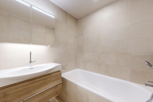 salle de bains avec mur en carrelage, tile wall, miroir, salle de bain complète, et lavabo (ou coiffeuse selon le contexte)