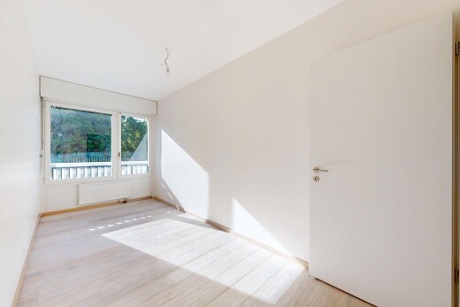 pièce vide avec inside property, lumière naturelle, natural light, sol en finition bois, et wood finish floor
