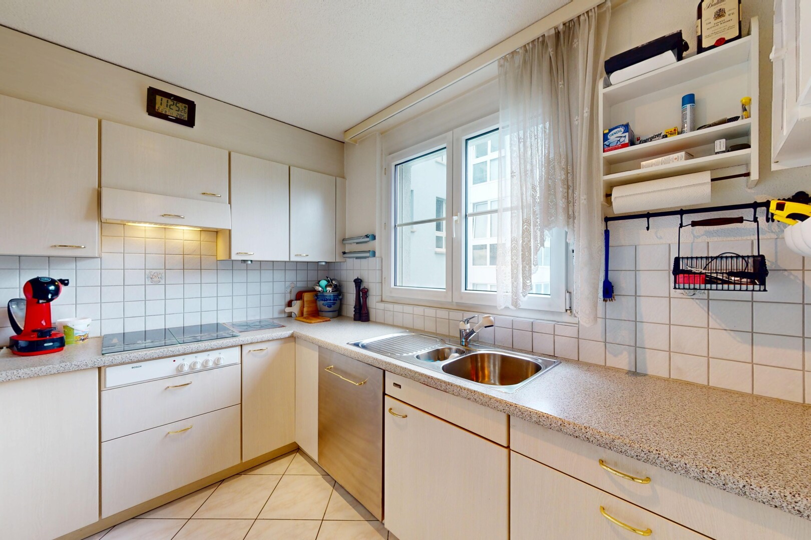 cuisine avec dosseret, backsplash, lumière naturelle, natural light, et inside property