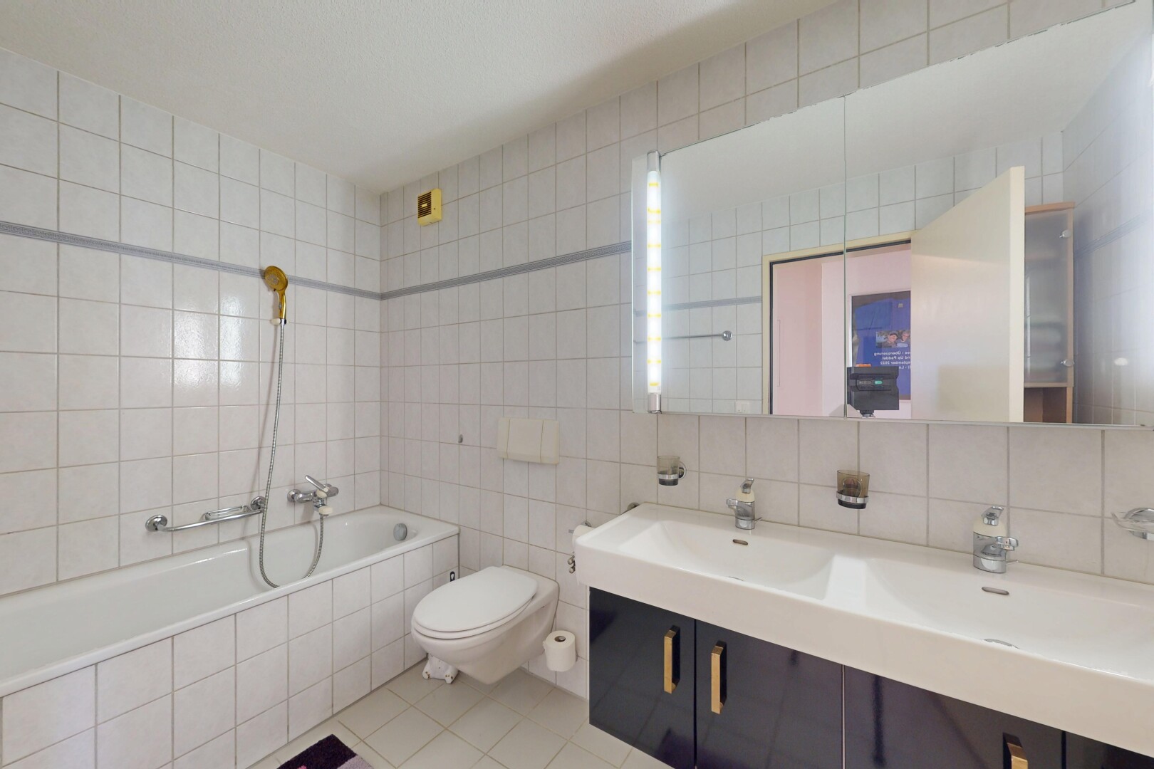 salle de bains avec mur en carrelage, tile wall, salle de bain complète, tile tub, et miroir