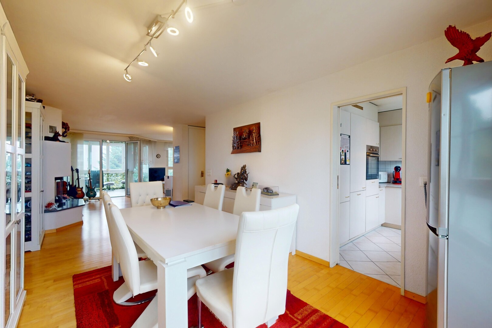 salle à manger avec sol en finition bois, wood finish floor, lumière naturelle, natural light, et cloison sèche