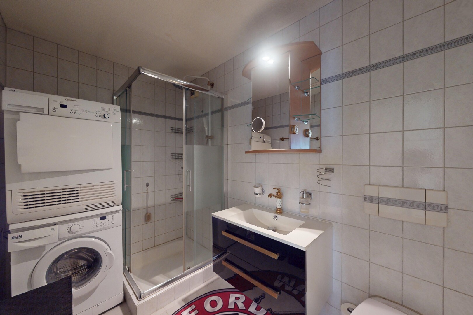 salle de bains avec mur en carrelage, tile wall, salle de bain complète, lavabo (ou coiffeuse selon le contexte), et tile shower