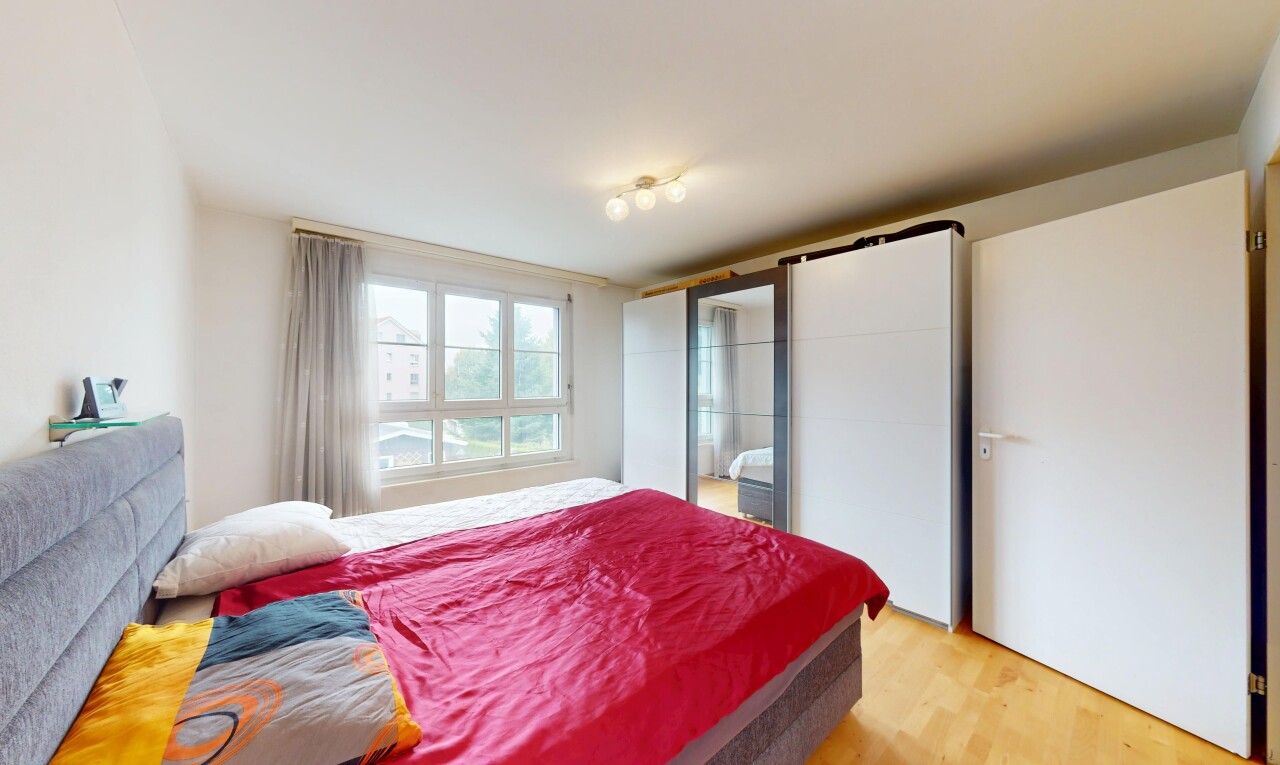 chambre avec sol en finition bois, wood finish floor, inside property, cloison sèche, et drywall
