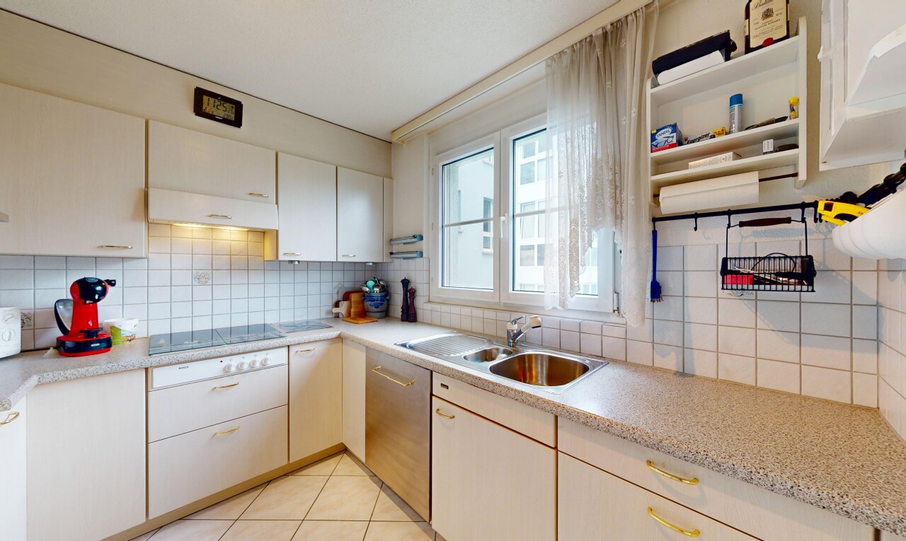 cuisine avec dosseret, backsplash, lumière naturelle, natural light, et inside property