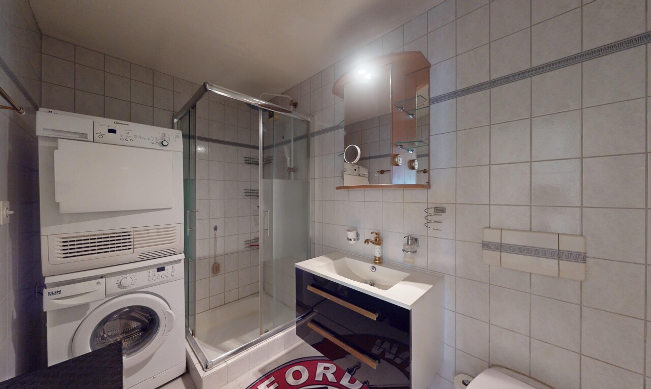 salle de bains avec mur en carrelage, tile wall, salle de bain complète, lavabo (ou coiffeuse selon le contexte), et tile shower