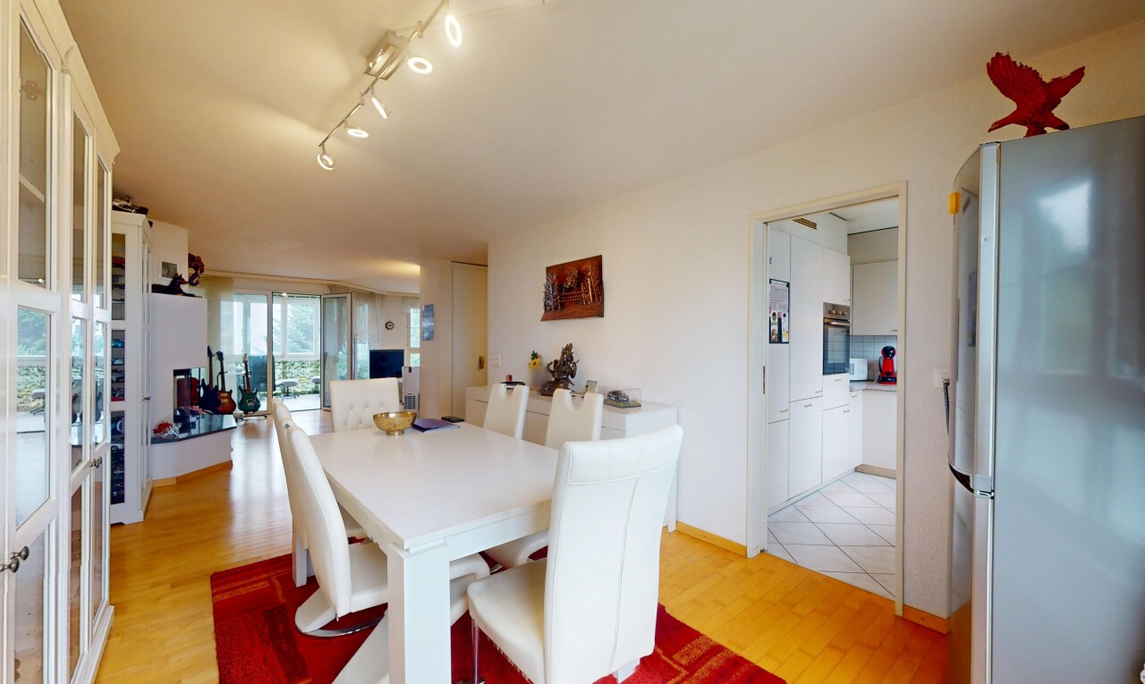 salle à manger avec sol en finition bois, wood finish floor, lumière naturelle, natural light, et cloison sèche