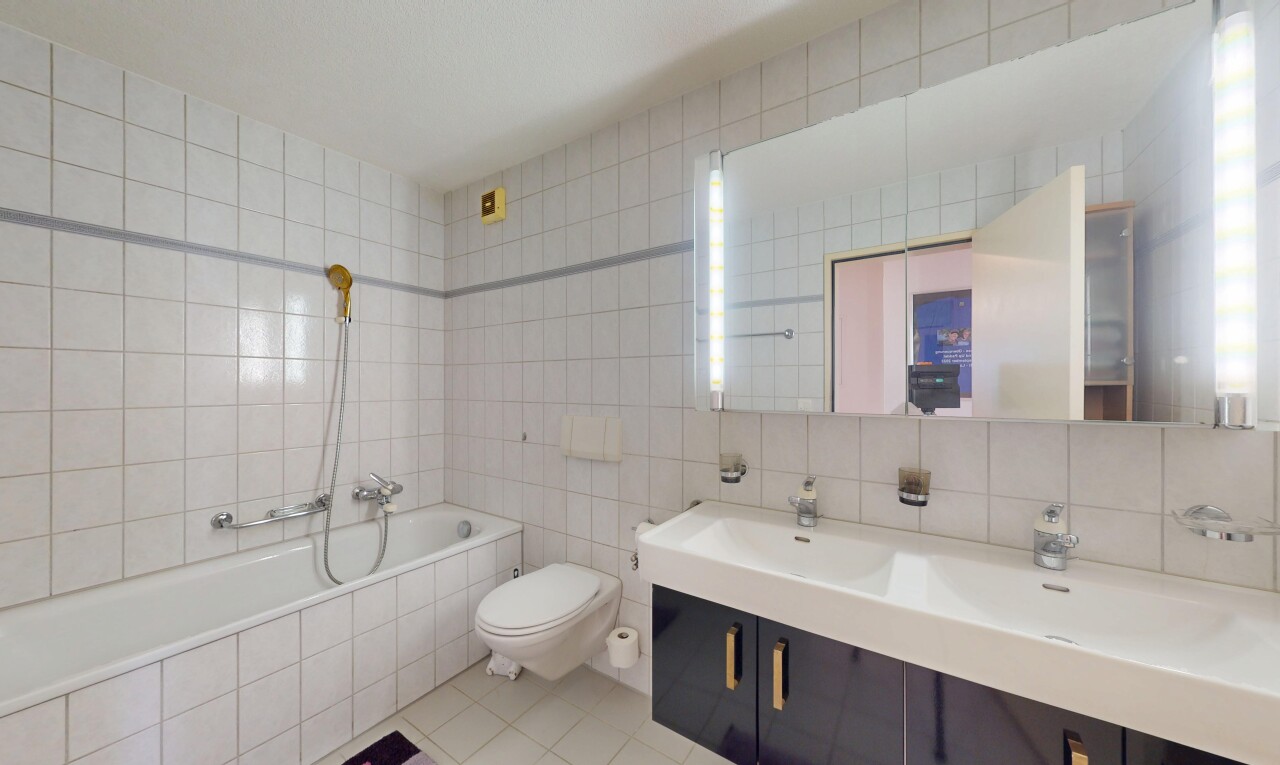 salle de bains avec mur en carrelage, tile wall, salle de bain complète, tile tub, et miroir