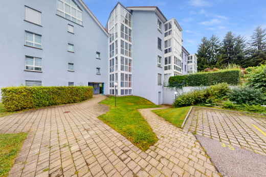 außenansicht mit day time, blick auf wohnanlage, apartment complex view, und property visible