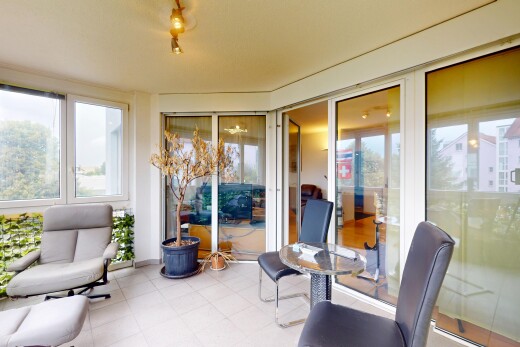 wohnzimmer mit natürliches licht, natural light, gipskartonwand, drywall, und sockelleisten