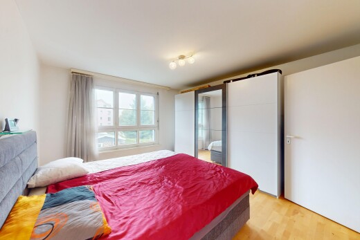 zimmer / schlafzimmer mit holzfußboden, wood finish floor, inside property, gipskartonwand, und drywall